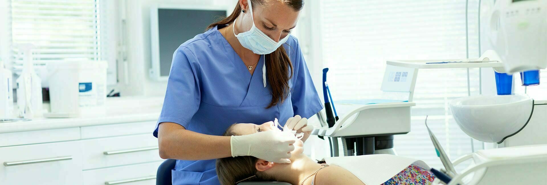 Prophylaxehelferin, Dentalhygienikerin beim Behandeln einer Patientin 
