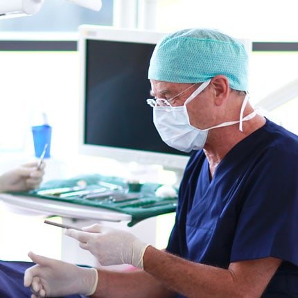 Zahnarzt bei einer Zahnimplantation 