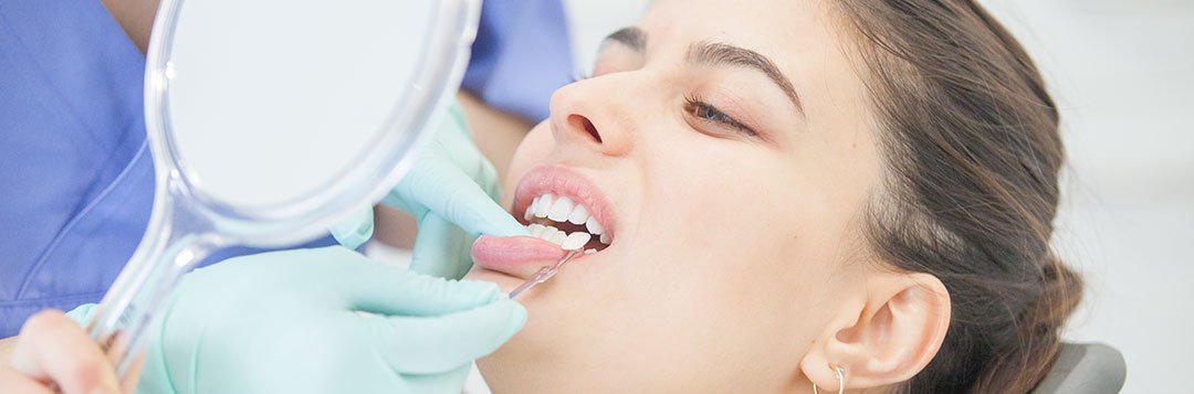 Patientin wird Zahnfarbe gezeigt die durch das Bleaching erreicht werden kann 
