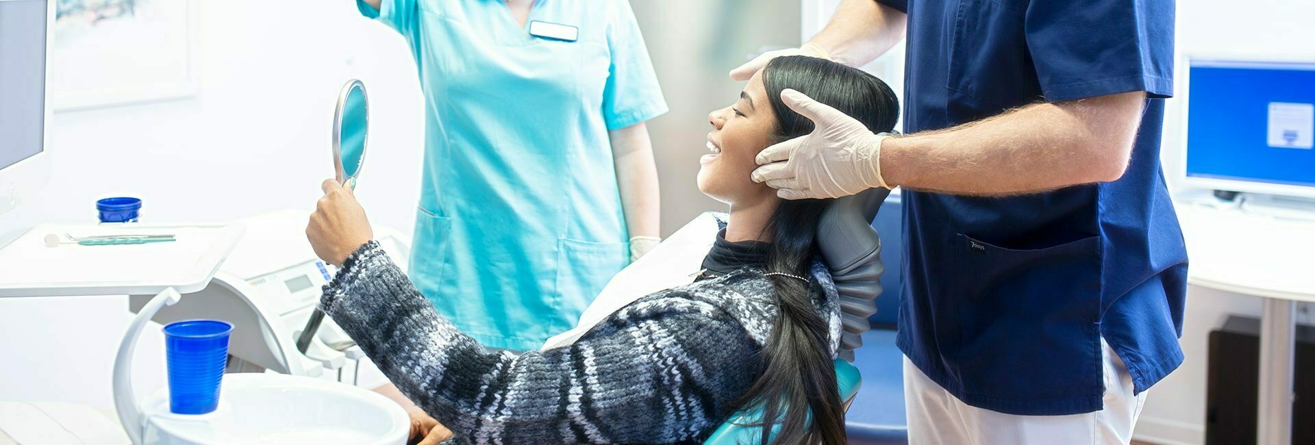 Zahnarzt untersucht Kiefergelenk der Patientin