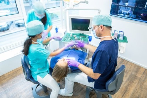 Auszubildende zur  Zahnmedizinische Fachangestellte assistiert Zahnarzt